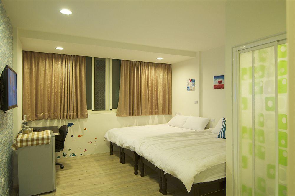 Fengjia Happy Play Hostel Taichung Extérieur photo