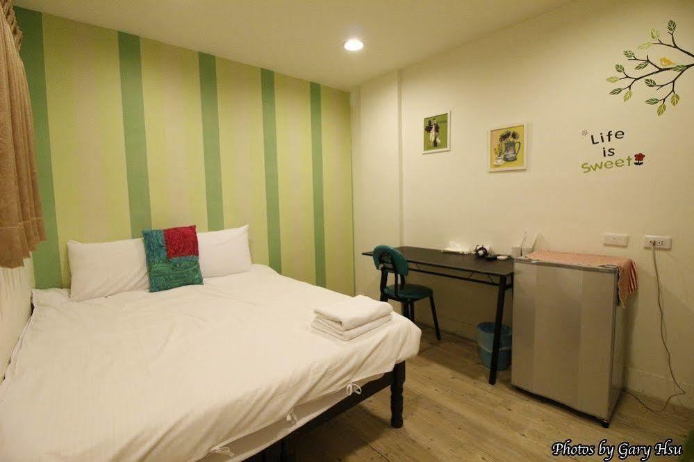 Fengjia Happy Play Hostel Taichung Extérieur photo